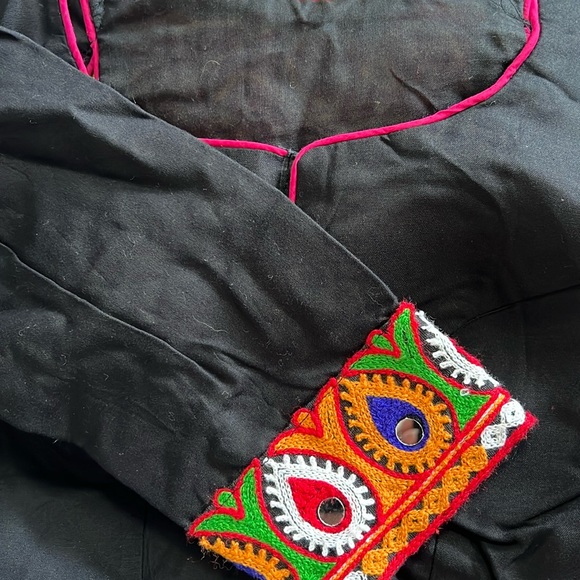 Handstitched Indian blouse, Can be worn with a saree/mix and match with lehenga. - Picture 5 of 6